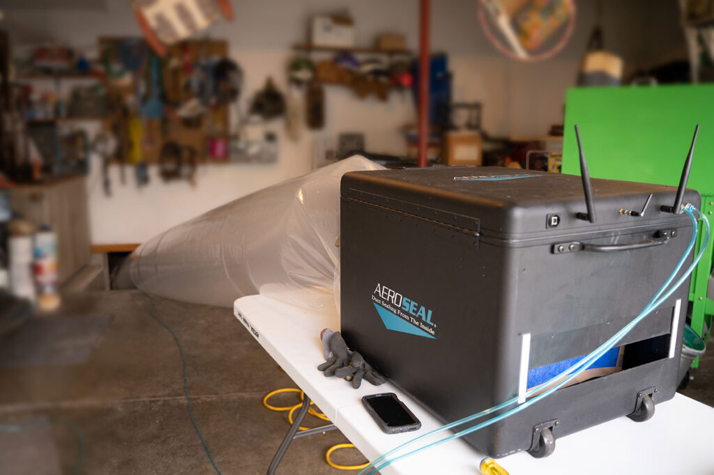 Équipement de scellement de conduits dans un garage.